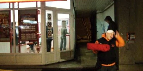 Băiatul de la pizza a fost pus pe drumuri de un angajat al concurenţei