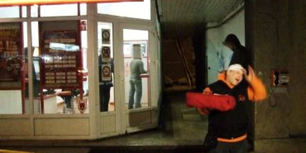 Băiatul de la pizza a fost pus pe drumuri de un angajat al concurenţei