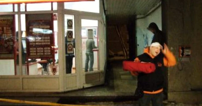 Băiatul de la pizza a fost pus pe drumuri de un angajat al concurenţei