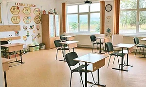 Distanţa  minimă impusă  s a micşorat,  însă nici aşa nu  sunt suficiente  spaţii pentru toţi elevii  jpeg