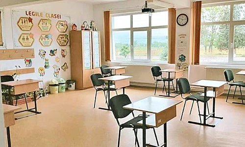 Distanţa  minimă impusă  s a micşorat,  însă nici aşa nu  sunt suficiente  spaţii pentru toţi elevii  jpeg