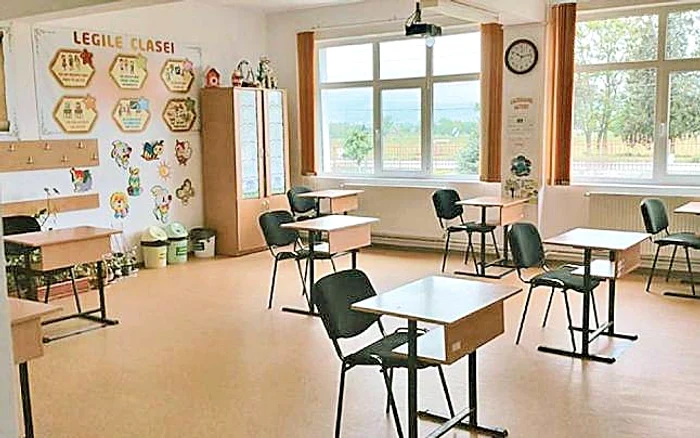 Distanţa  minimă impusă  s-a micşorat,  însă nici aşa nu  sunt suficiente  spaţii pentru toţi elevii 