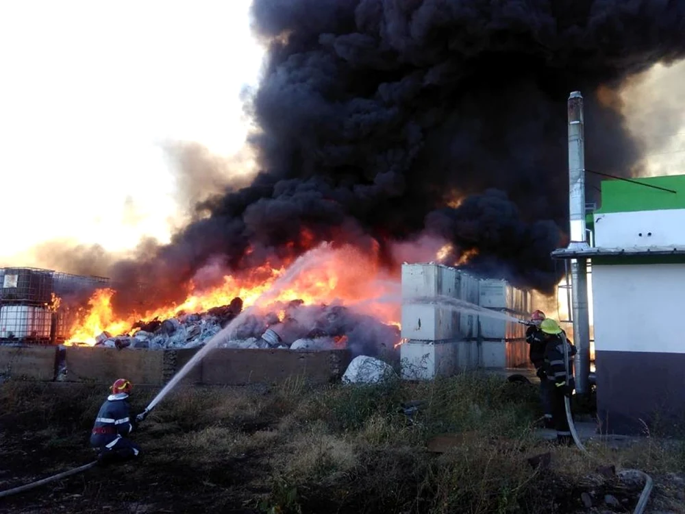 Incendiul se manifestă pe o suprafaţă de 500 de metri pătraţi. ISU a suplimentat forţele de intervenţie. Fumul este atât de dens încât se poate vedea de la zeci de kilometri FOTO ISU Prahova