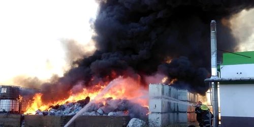incendiu prahova mase plastice foto isu ph
