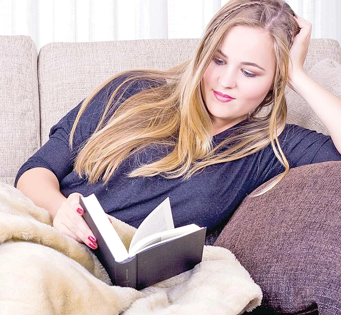 
    În această perioadă, din casă nu trebuie să-ţi lipsească o cuvertură groasă pentru pat sau canapea.  