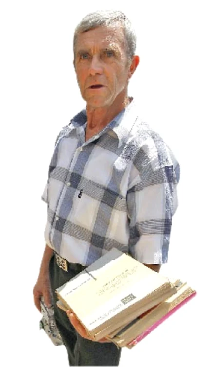 
    Gheorghe Bărbuţ îşi duce la  centru cărţile din studenţie  