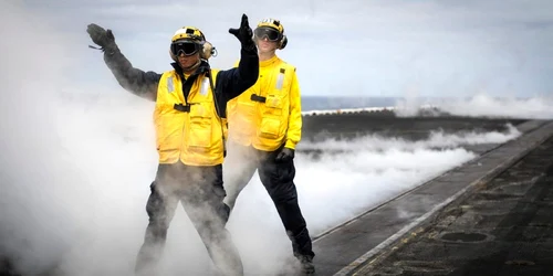 Veste galbene pe USS Nimitz FOTO US Navy/MCS3 Siobhana R. McEwen