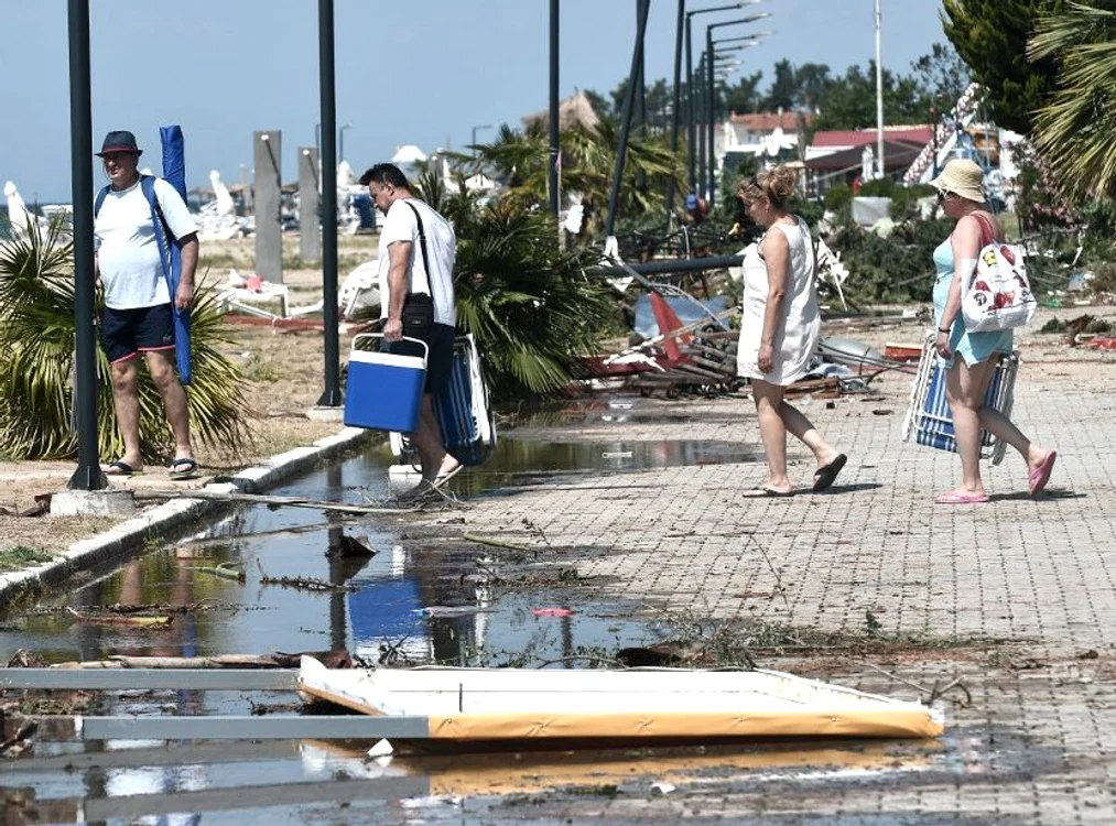 
    Peisajul dezolant din Halkidiki, după furtună foto: AFP  