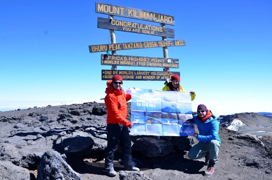 Cei trei tineri ploieşteni au escaladat muntele Kilimanjaro, cel mai înalt din Africa. FOTO arhiva personală