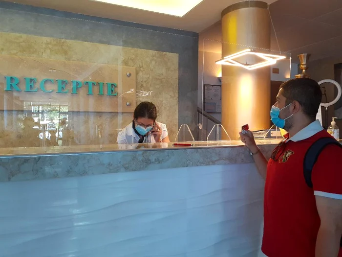Turiștii, dar și recepționera Hotelului Modern, din Mamaia, poartă masca pe față în incintăFotografii: Andreea Dancu