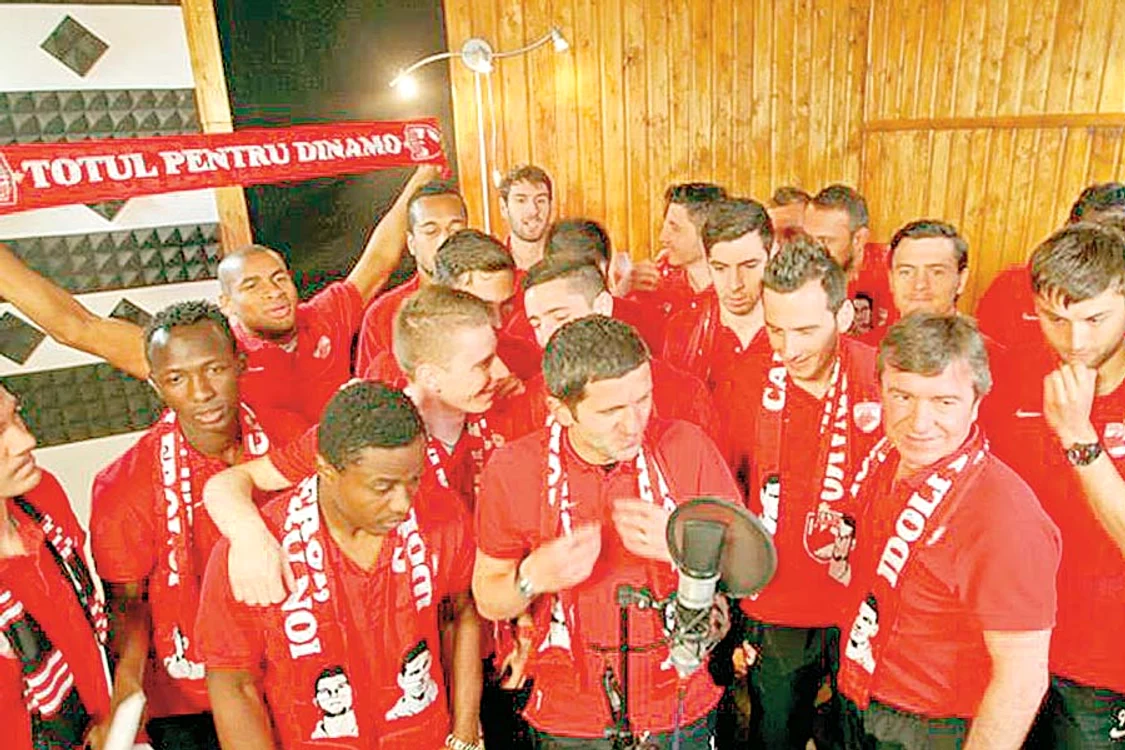 Dinamoviştii s-au strâns în grup pentru a cânta refrenul