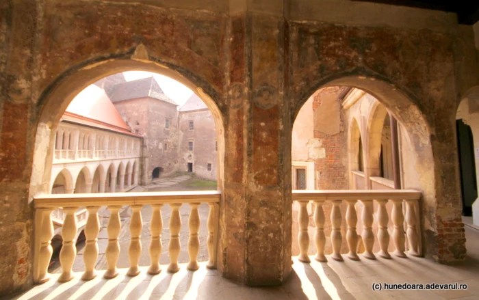 castelul corvinilor si frescele sale unice foto daniel guta adevarul