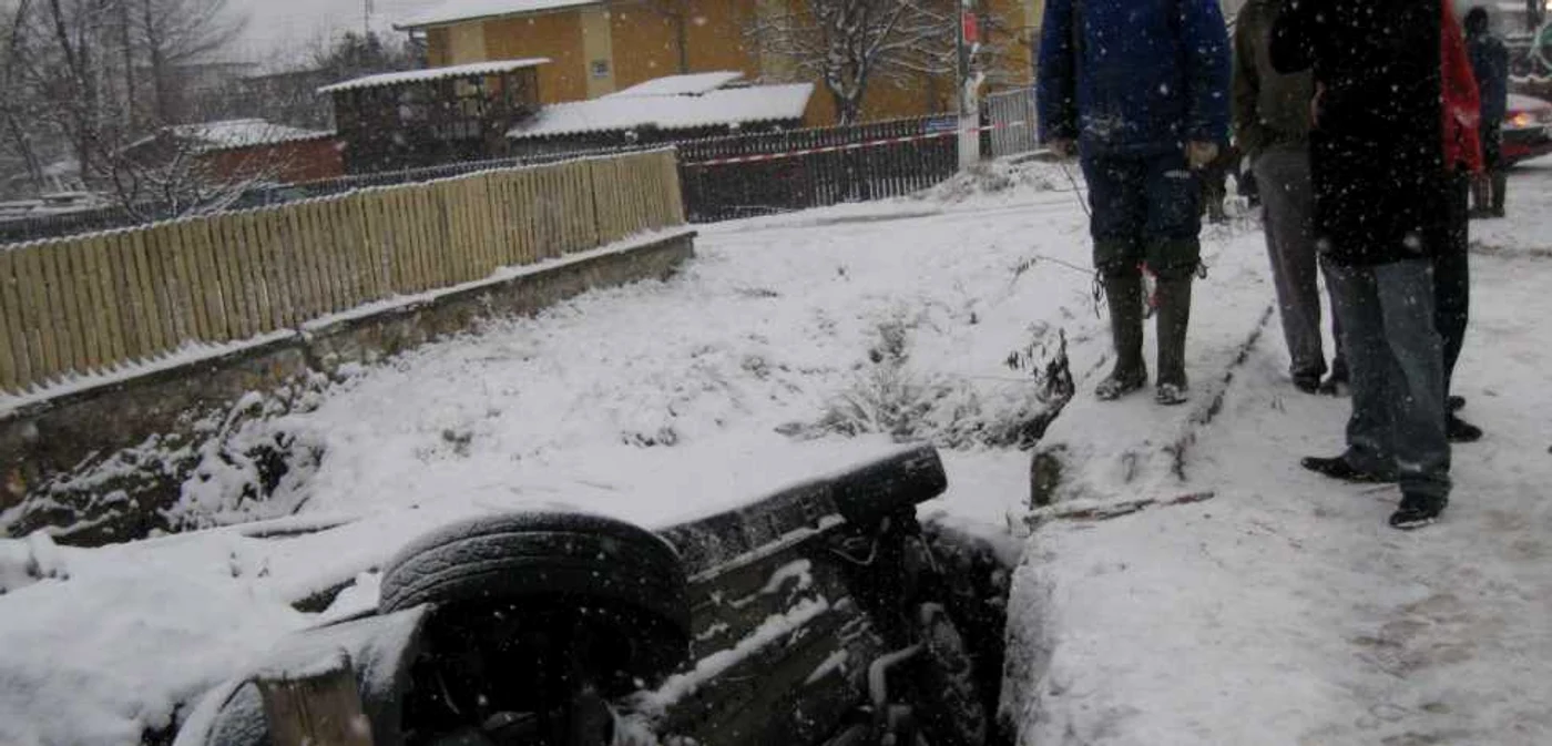 Maşina preotului a derapat din cauza zăpezii
