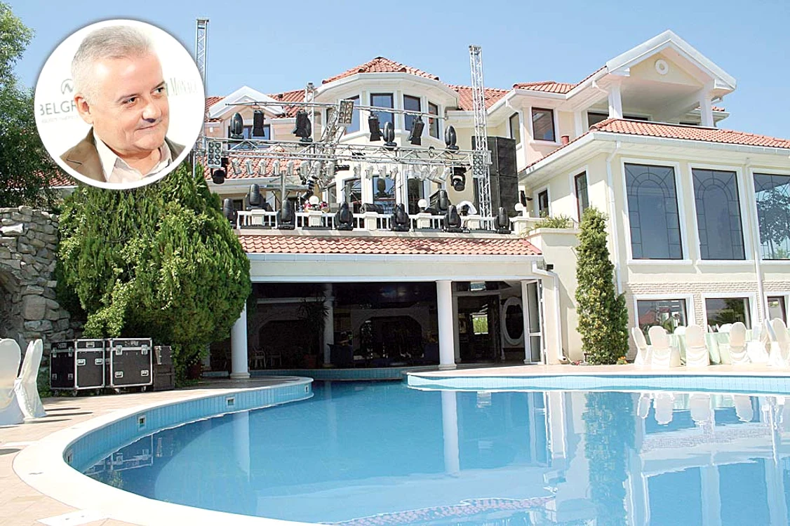 Columbeanu a dat ordin ca  piscina să arate  ca-n reviste