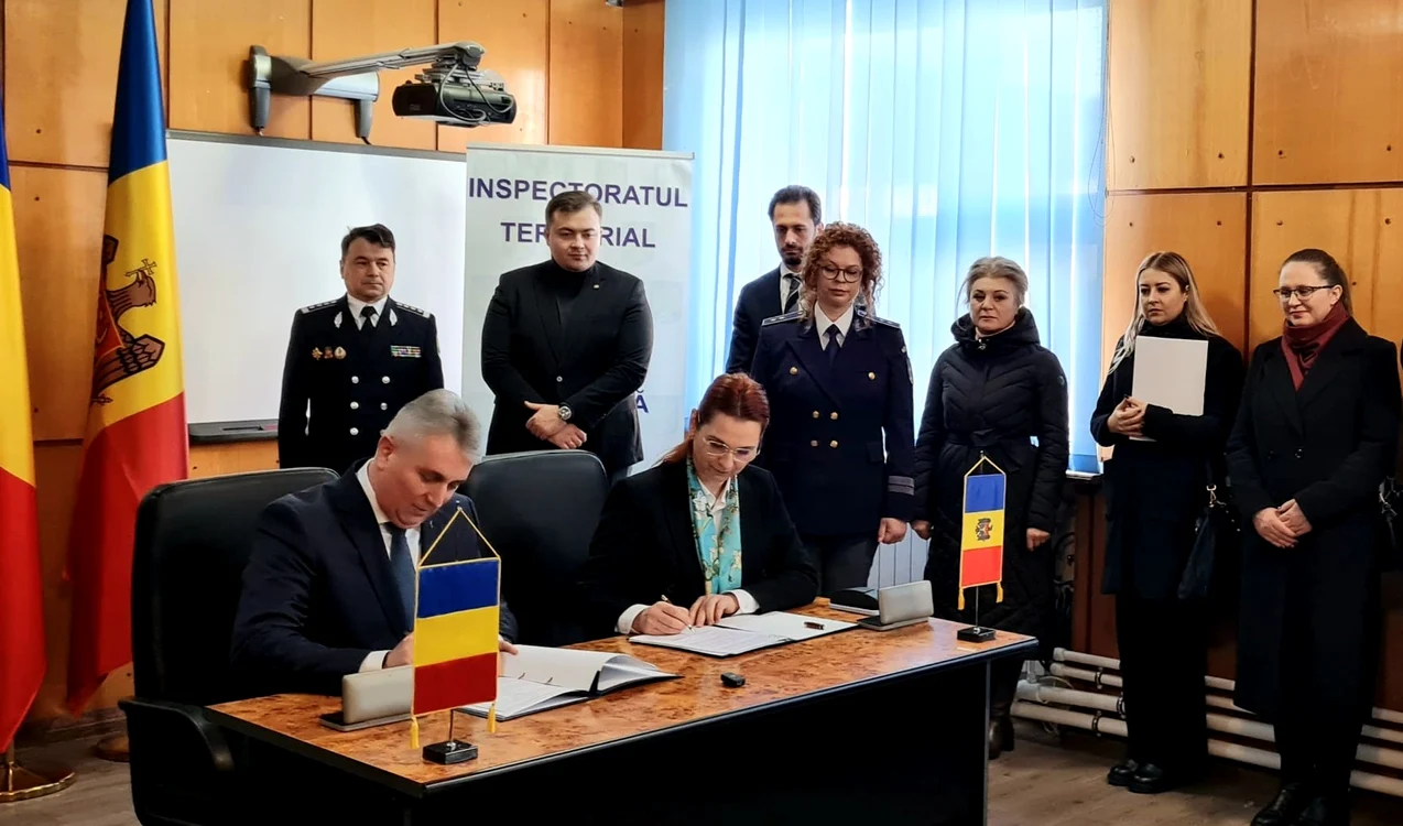 Acordul privind controlul unic, semnat de miniștrii de Interne celor două țări. FOTO: Mai.gov.md