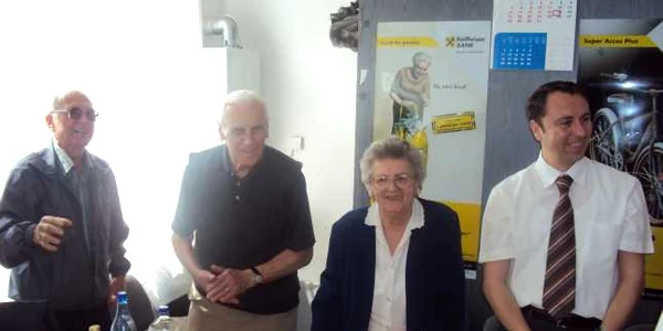  Emil Muşat alături de pensioanari