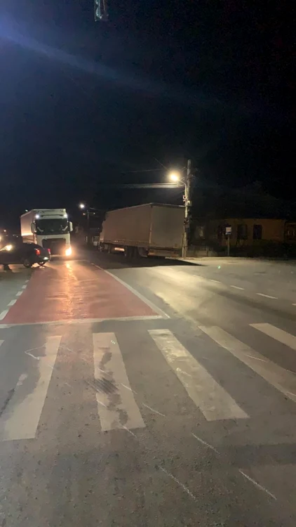 Accident pe Valea Oltului la Tălmaciu - Sibiu - lovită de un camion pe o trecere de pietoni de pe DN 7 Foto Adevărul