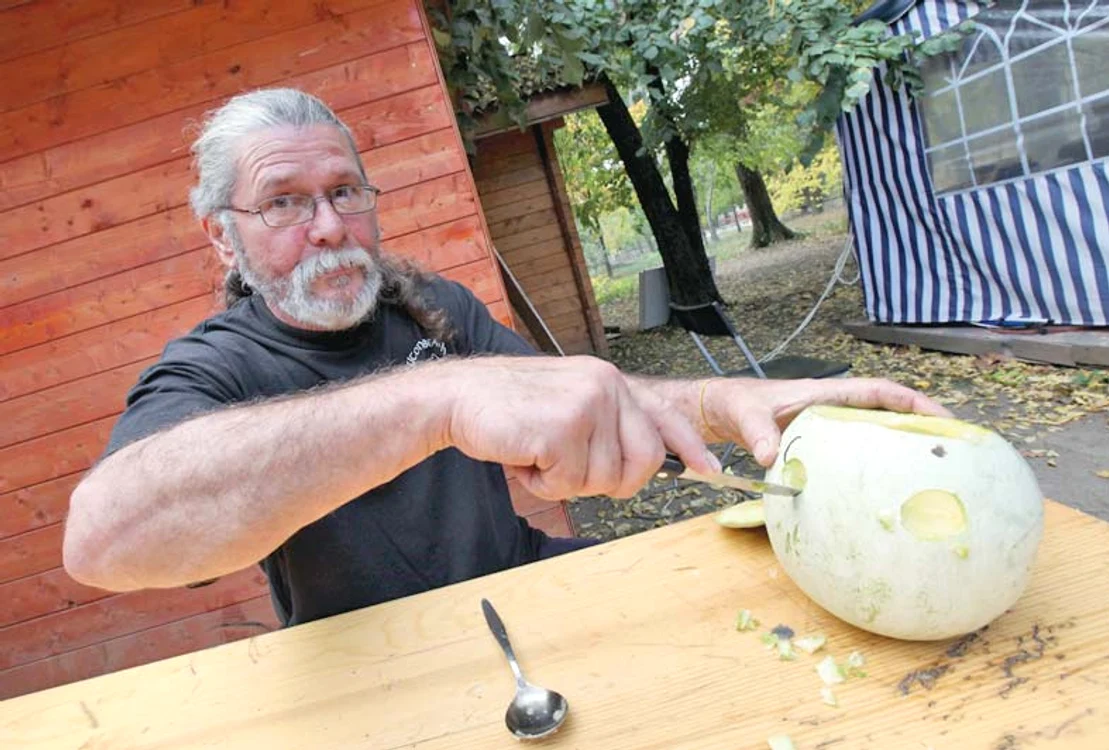 Lui Cornel Enache i-a luat zece minute să facă felinarul