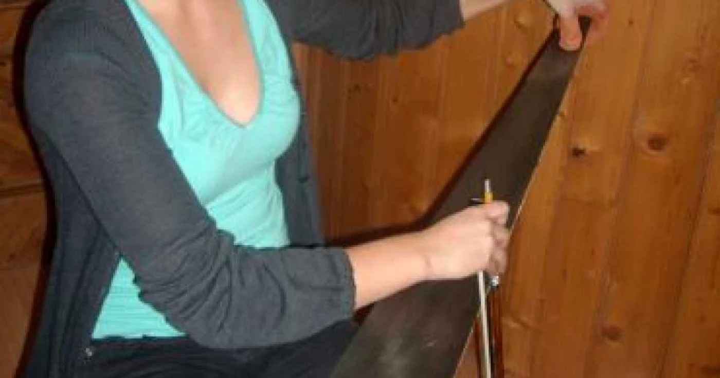 Hunedoara: PORTRET /  Elena Adriana Cioarec: Cântă  arii celebre  la dinţii fierăstrăului [VIDEO]