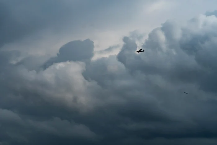 Un mic avion sub un cer plin de nori