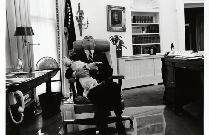 Căinele Yuki şi preşedintele Lyndon B. Johnson FOTO: Presidential Library and Museum NARA/www.whitehousehistory.org