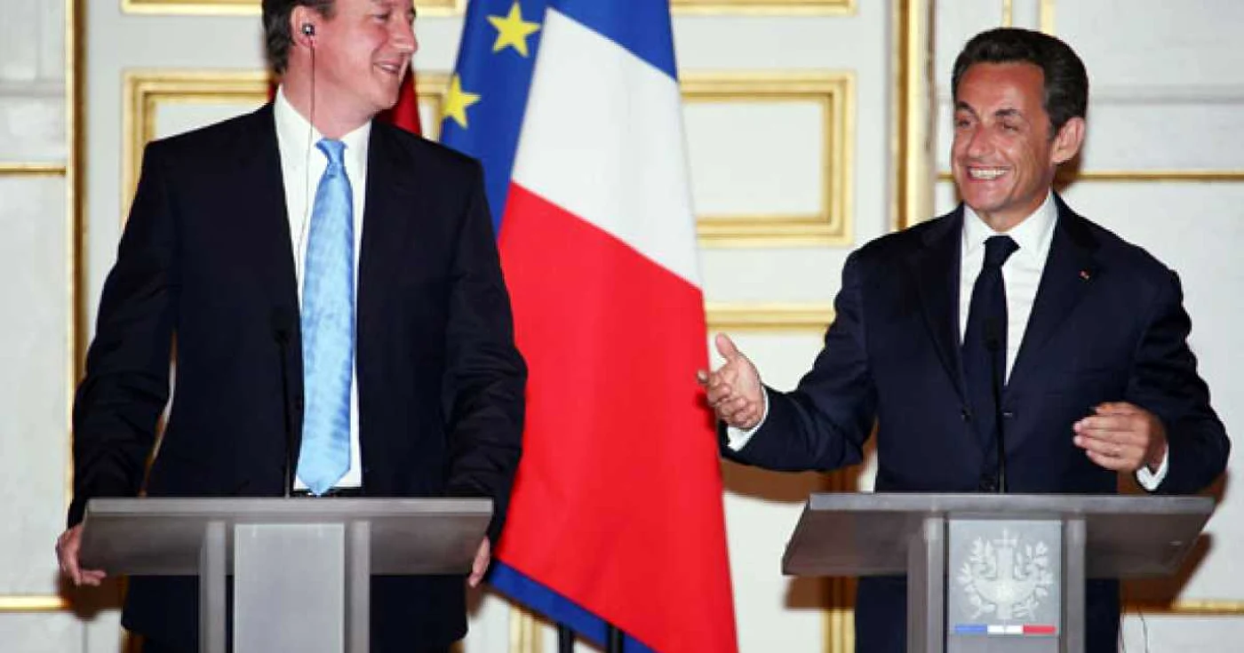 Prim-ministrul britanic David Cameron şi preşedintele francez Nicolas Sarkozy