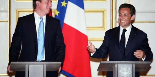 Prim-ministrul britanic David Cameron şi preşedintele francez Nicolas Sarkozy