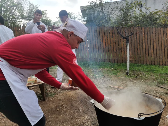Ciorba de fasole a fost apreciată și savurată de participanți FOTO: A.M.