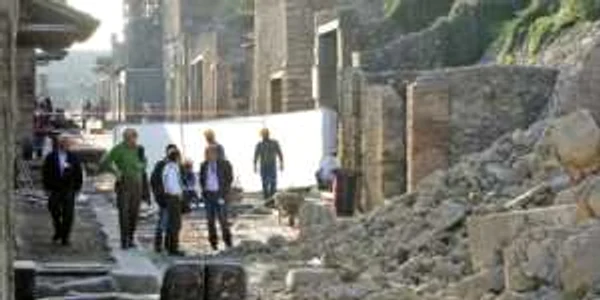 Casa Gladiatorilor a rezistat erupţiilor vulcanului Vezuviu, bombardamentelor din al Doilea Război Mondial, dar s-a prăbuşit din cauza neglijenţei 