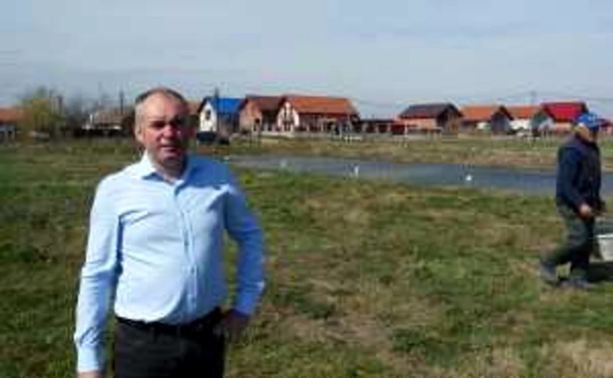 Primarul din Becicherecu Mic, Raimond Ovidiu Rusu, lângă balta de pescuit pe care a construit-o pentru comună din bani proprii FOTO Daniel Dancea