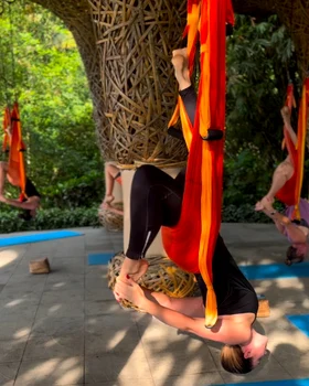 Andreea Marin face aerial yoga în Bali, Indonezia