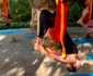 Andreea Marin face aerial yoga în Bali, Indonezia