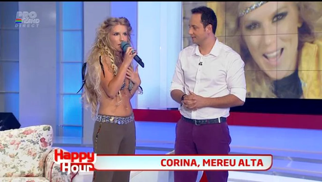 Corina a şocat din nou cu ţinuta ei foarte sexy şi originală (captură: PRO TV)