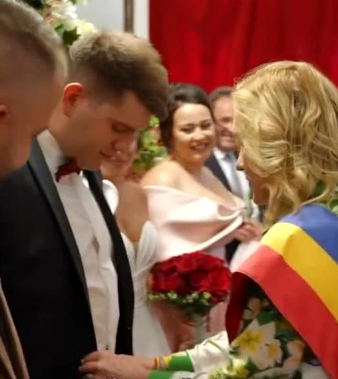 Elena Lasconi aranjează sacoul mirelui FOTO: Captură video Facebook/Elena Lasconi