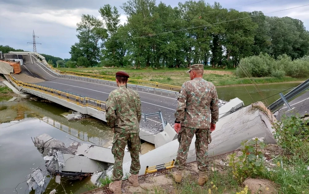 Podul s-a prăbușit la doar 7 luni de la redarea circulației pe el FOTO Armata Română