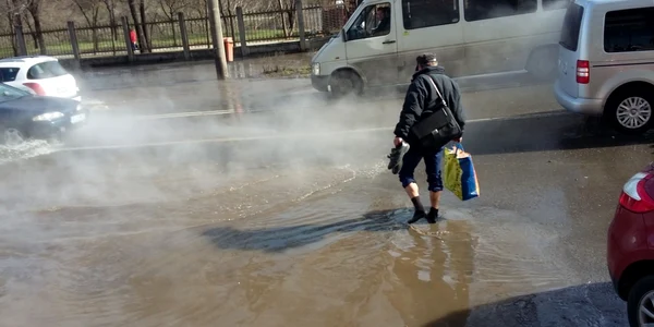 Apa caldă de la Galaţi dată pe gârlă şi facturată Primăriei FOTO Costel Crângan