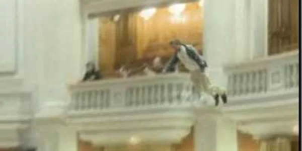 Electricianul TVR s-a aruncat în gol de la balconul Parlamentului
