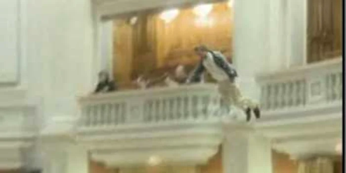 Electricianul TVR s-a aruncat în gol de la balconul Parlamentului