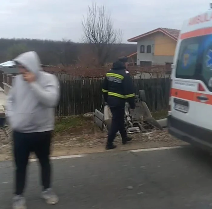 O maşină s-a răsturnat în afara părţii carosabile