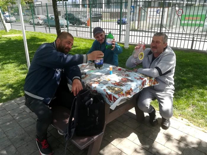 Petrecăreți de 1 Mai în parc