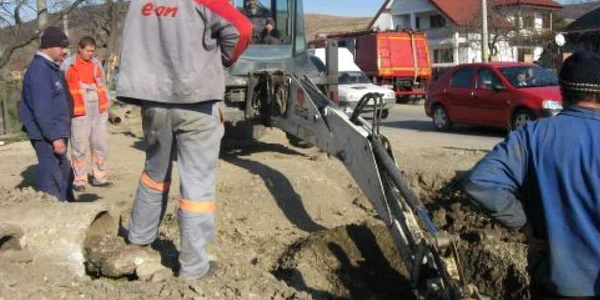 Muncitorul a fisurat ţeava de gaz cu dinţii cupei de la excavator