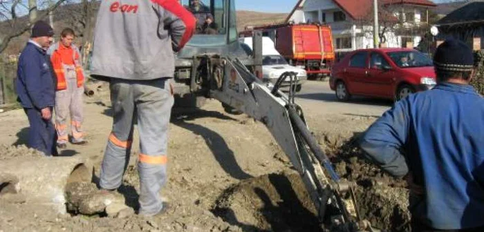 Muncitorul a fisurat ţeava de gaz cu dinţii cupei de la excavator