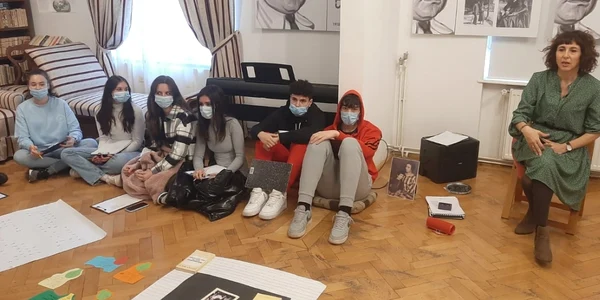 Elevii au ascultat poezii şi au compus o autobiografie la Casa Ştefan Baciu FOTO Ioan Buciumar