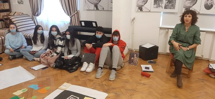Elevii au ascultat poezii şi au compus o autobiografie la Casa Ştefan Baciu FOTO Ioan Buciumar