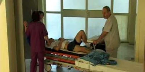 Adolescentul a ajuns la Spitalul Judeţean de Urgenţă din Slobozia cu fractură de coloană.