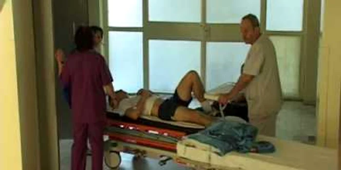 Adolescentul a ajuns la Spitalul Judeţean de Urgenţă din Slobozia cu fractură de coloană.