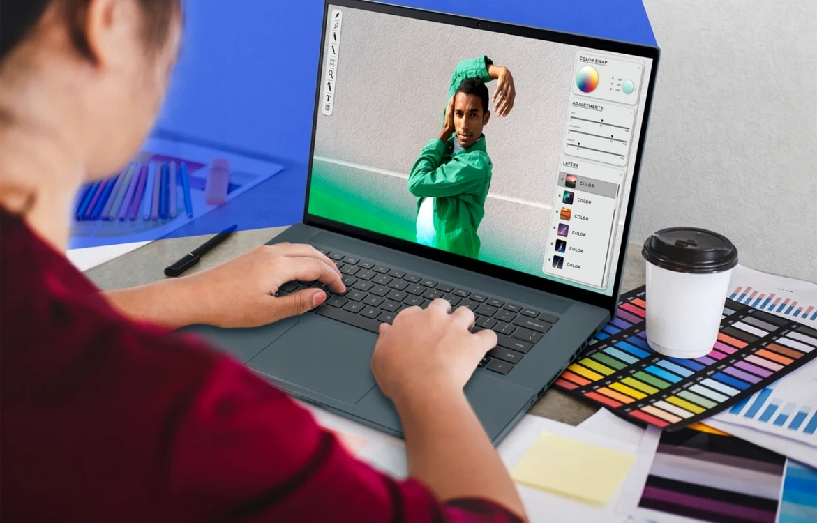 O tânără lucrează la un laptop