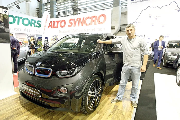 
    Salonul e deschis  până duminică  