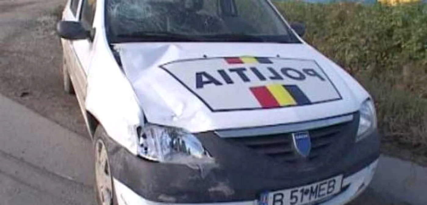 Individul s-a năpustit cu pietre pe maşina poliţiei