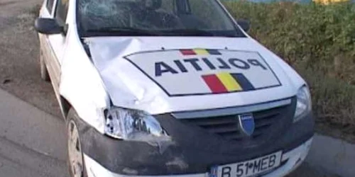 Individul s-a năpustit cu pietre pe maşina poliţiei